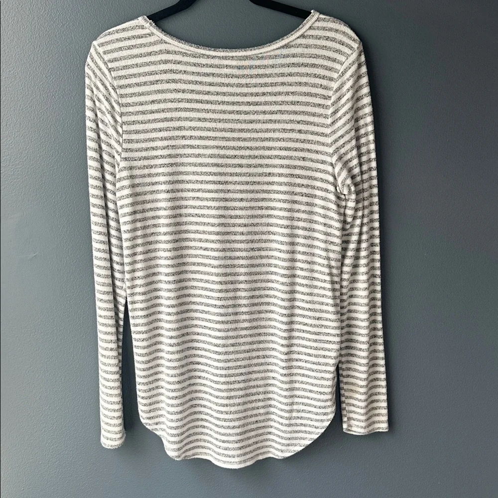 🩶 OLD NAVY women’s Long Sleeve Tee shirt size medium M gray and white stripes - Picture 2 of 7